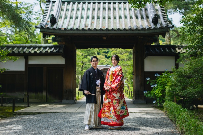 三渓園の御門の前で