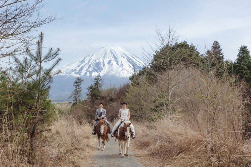 富士山を背景に乗馬