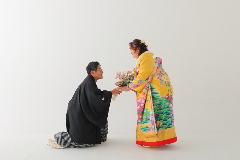 膝をついて、愛を込めたプレゼント