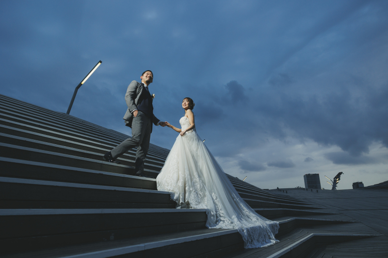 ドラマチックな夕暮れのステージ