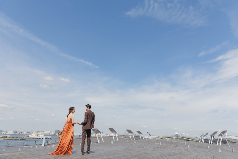 手を取り合う2人