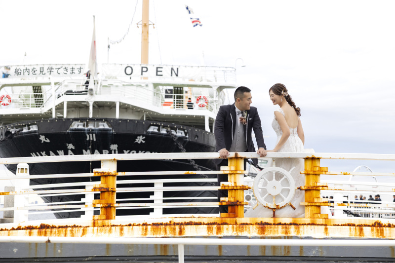 氷川丸を背景に