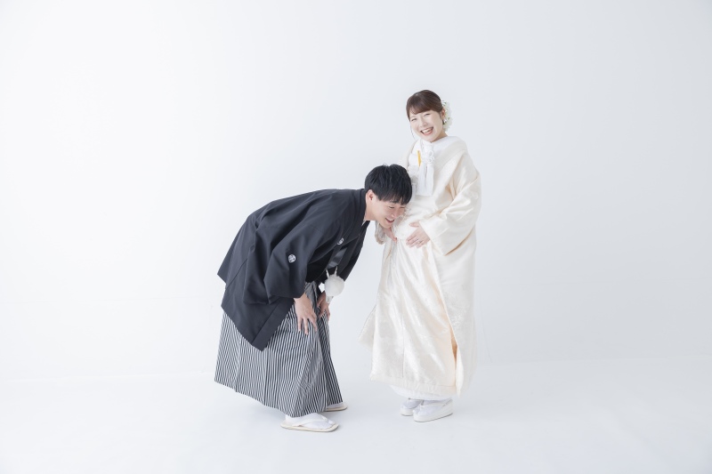 お腹に耳をあてる優しいマタニティフォト