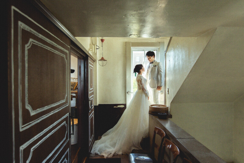 階段の窓から差し込む柔らかい光がとても綺麗で