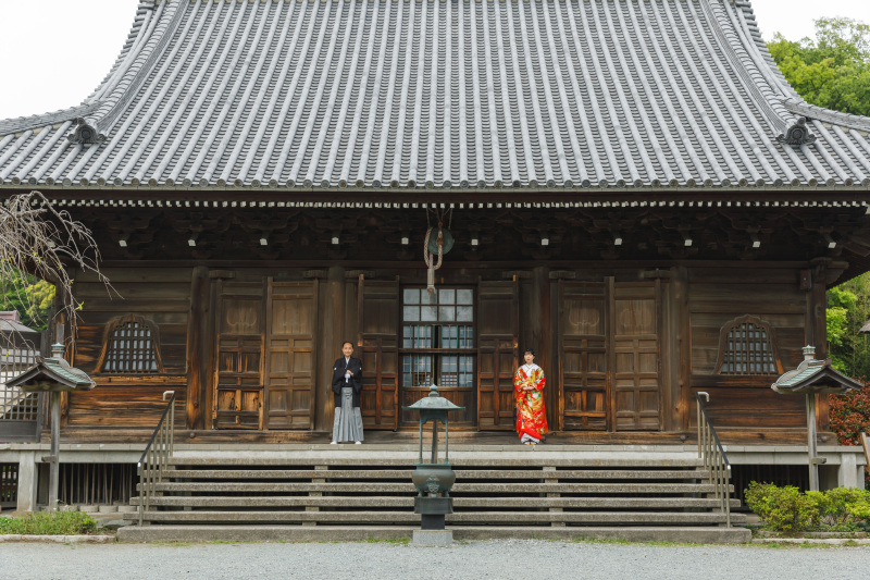 金堂の階段の上で