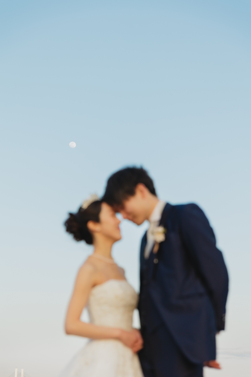 月に見守られる寄り添うふたり