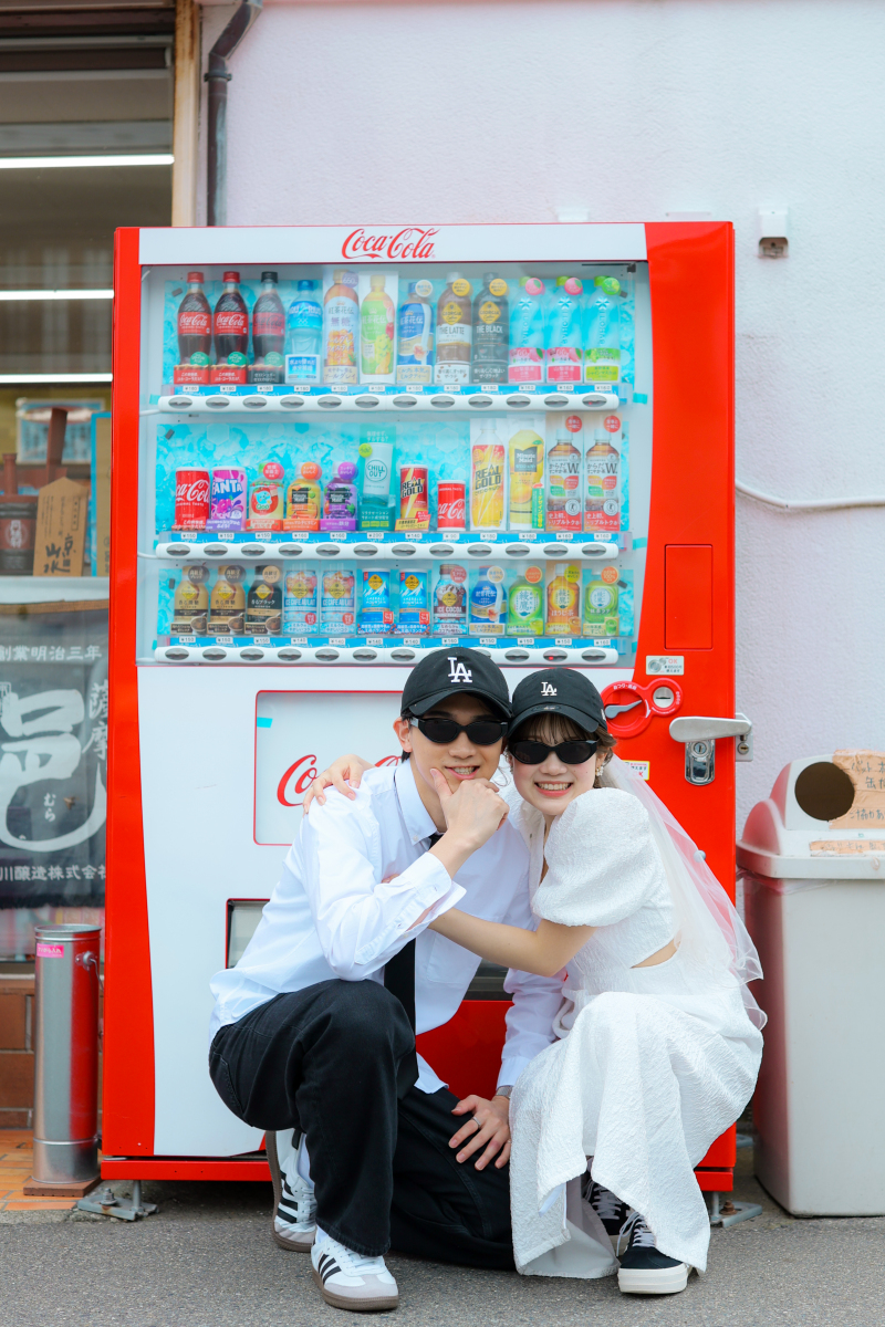 自販機の前で仲良くポーズ