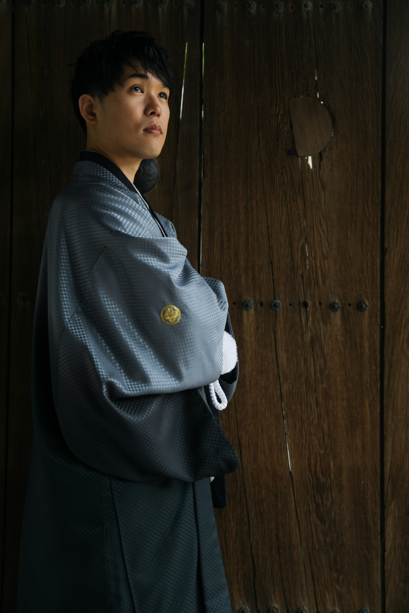 腕組みで格好良くポーズを決めて