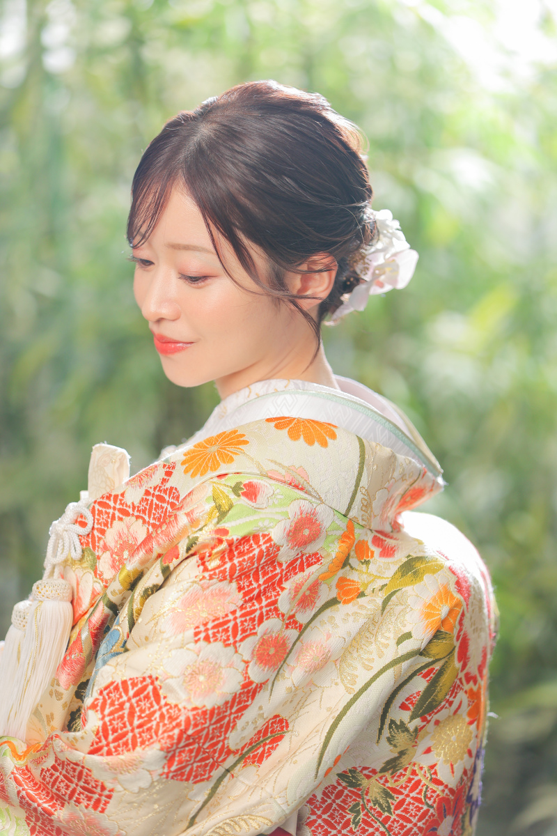 竹林の静寂に映える 艶やかな色打掛姿の花嫁様