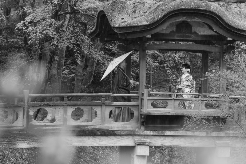 雨宿りしているご新婦様のお迎えに