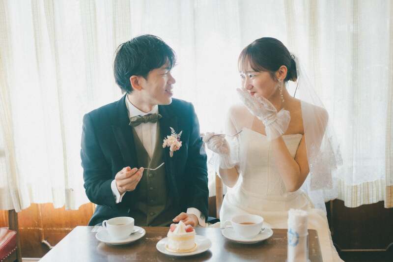 背景のカフェと絶妙にマッチしていて、