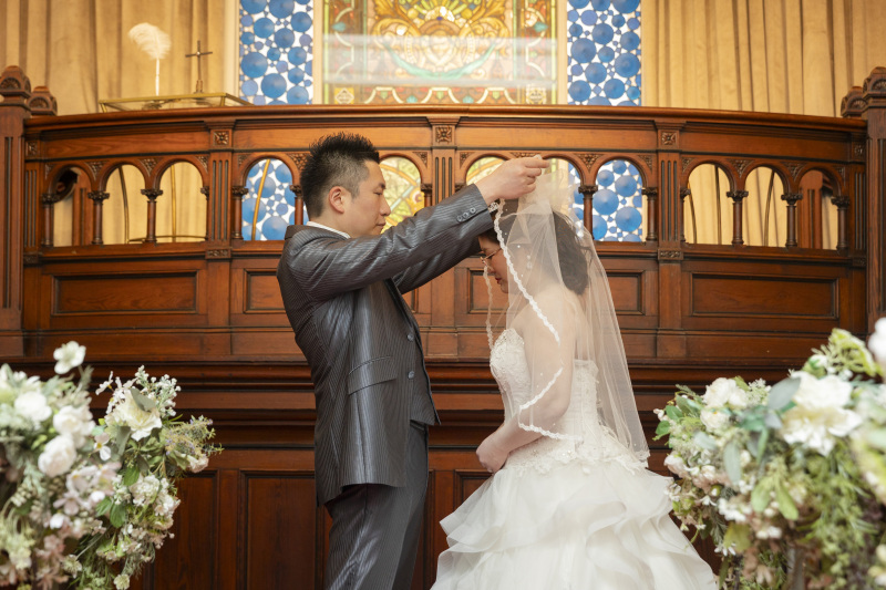 慈しむような手つきで。ベールアップの儀式