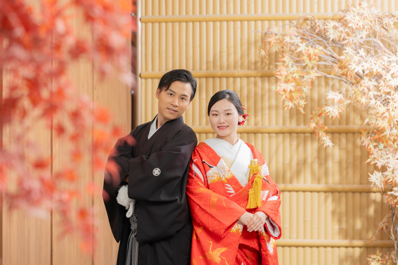 紅葉を前に見せる晴れやかな笑顔