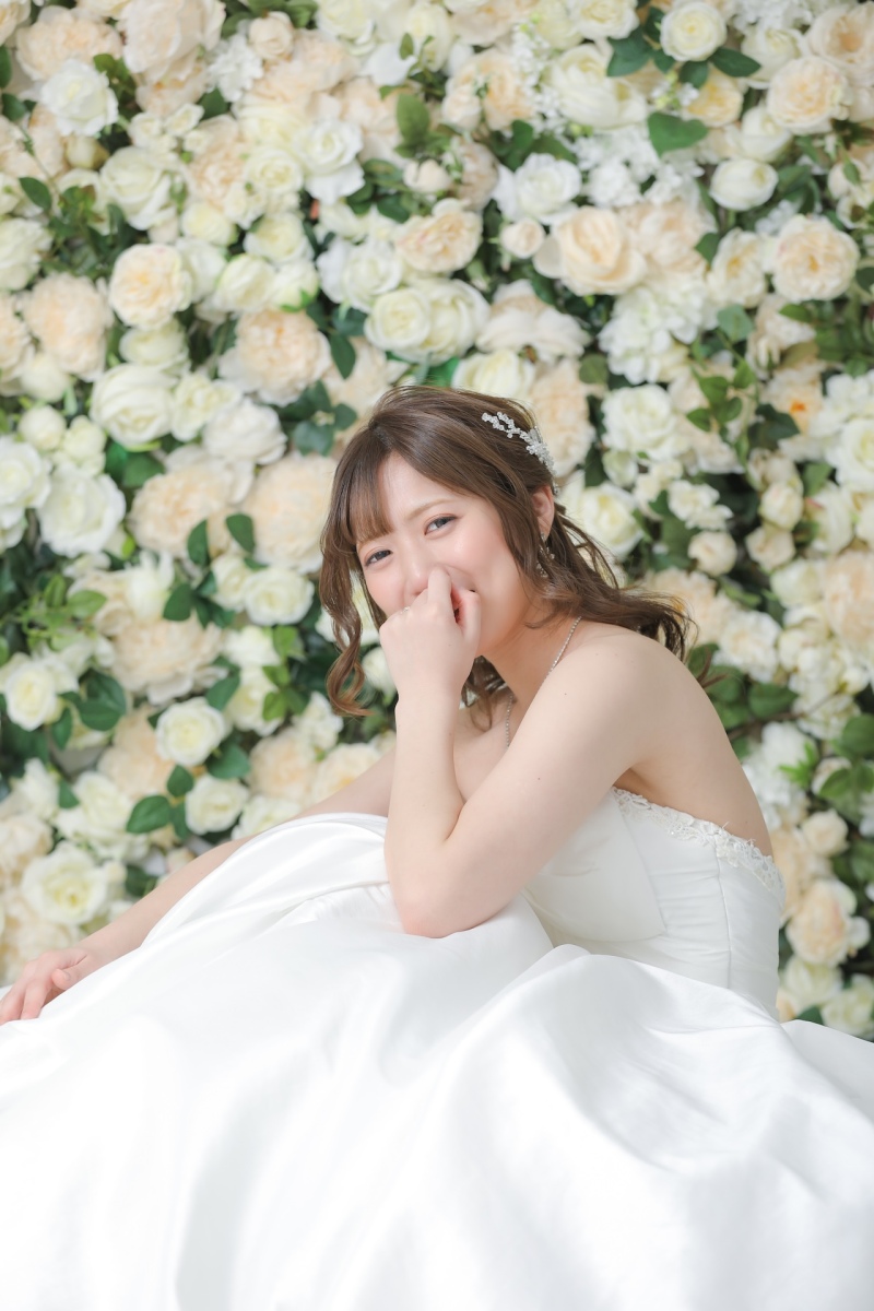 バラの前で座って