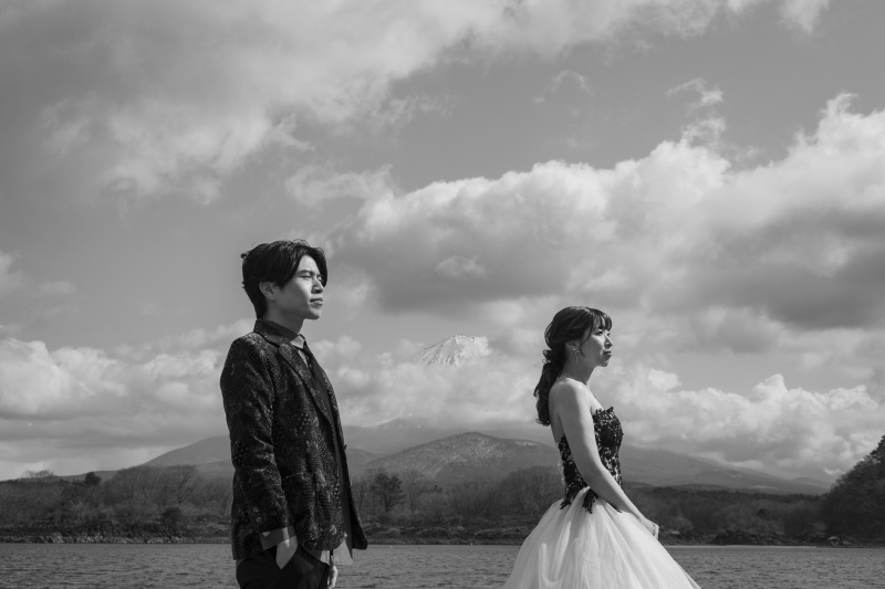 モノクロームが映し出す、静かな決意