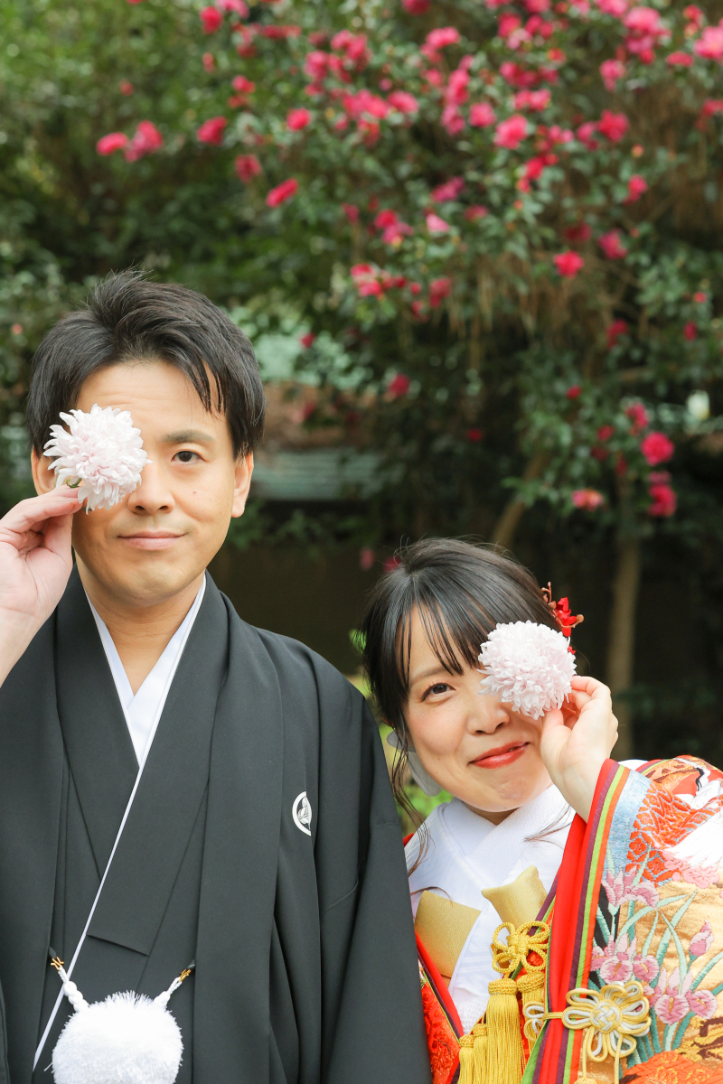 お花で目を隠して♪お茶目なポーズで締めくくり
