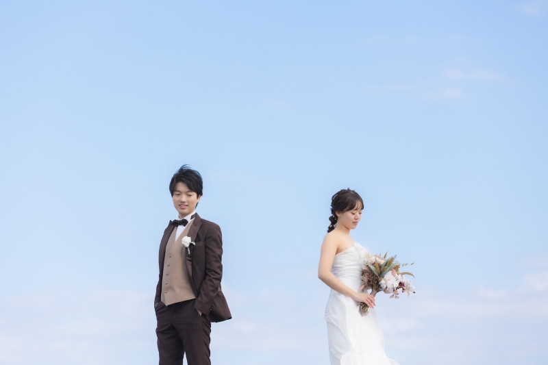 空を背景にして