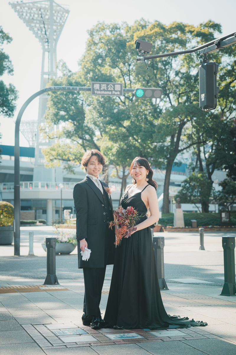 【横浜のシンボル】ハマスタを背に「はい、ポーズ」