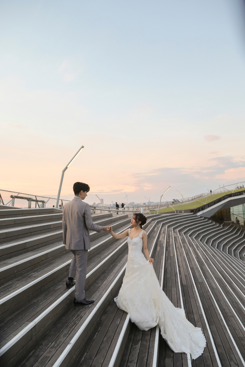 新郎様が新婦様の手を取って