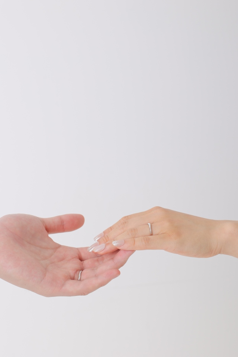 手を取り合って