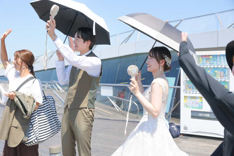 船の出航に手を振ってます!