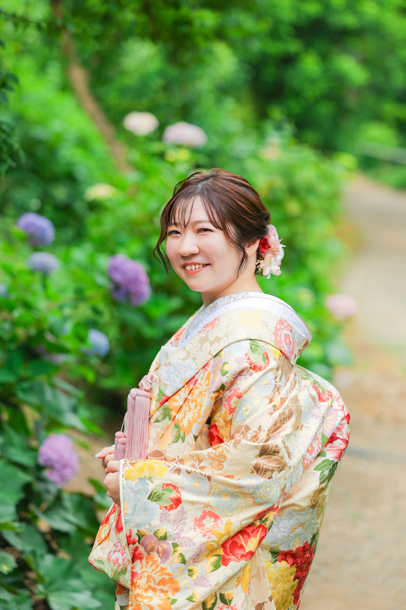 緑の中で咲く、可憐な笑顔