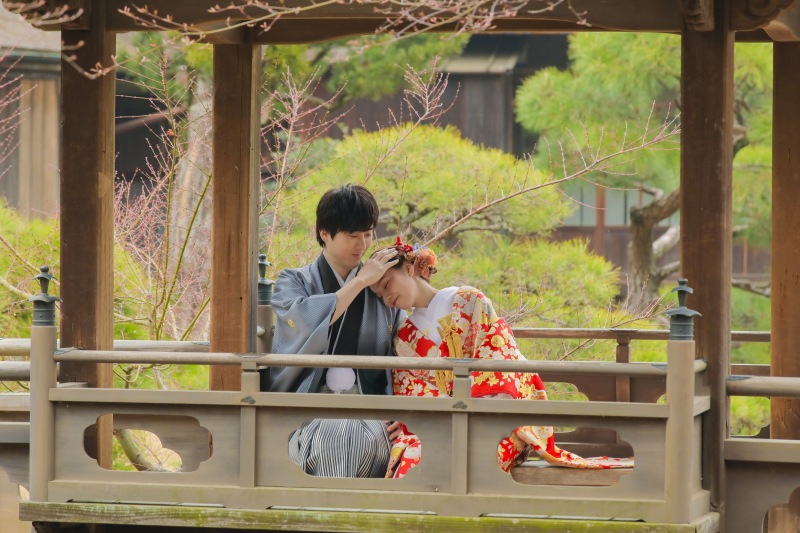 ご新郎様に寄りかかって