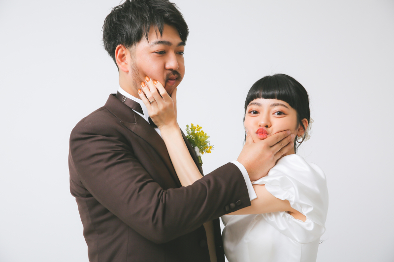 顔をムニッと!!