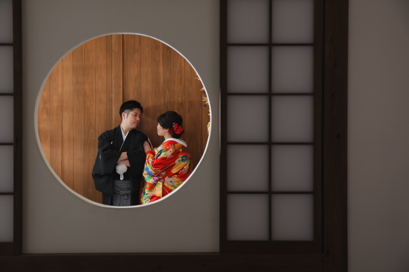 窓から2人をちょこんと