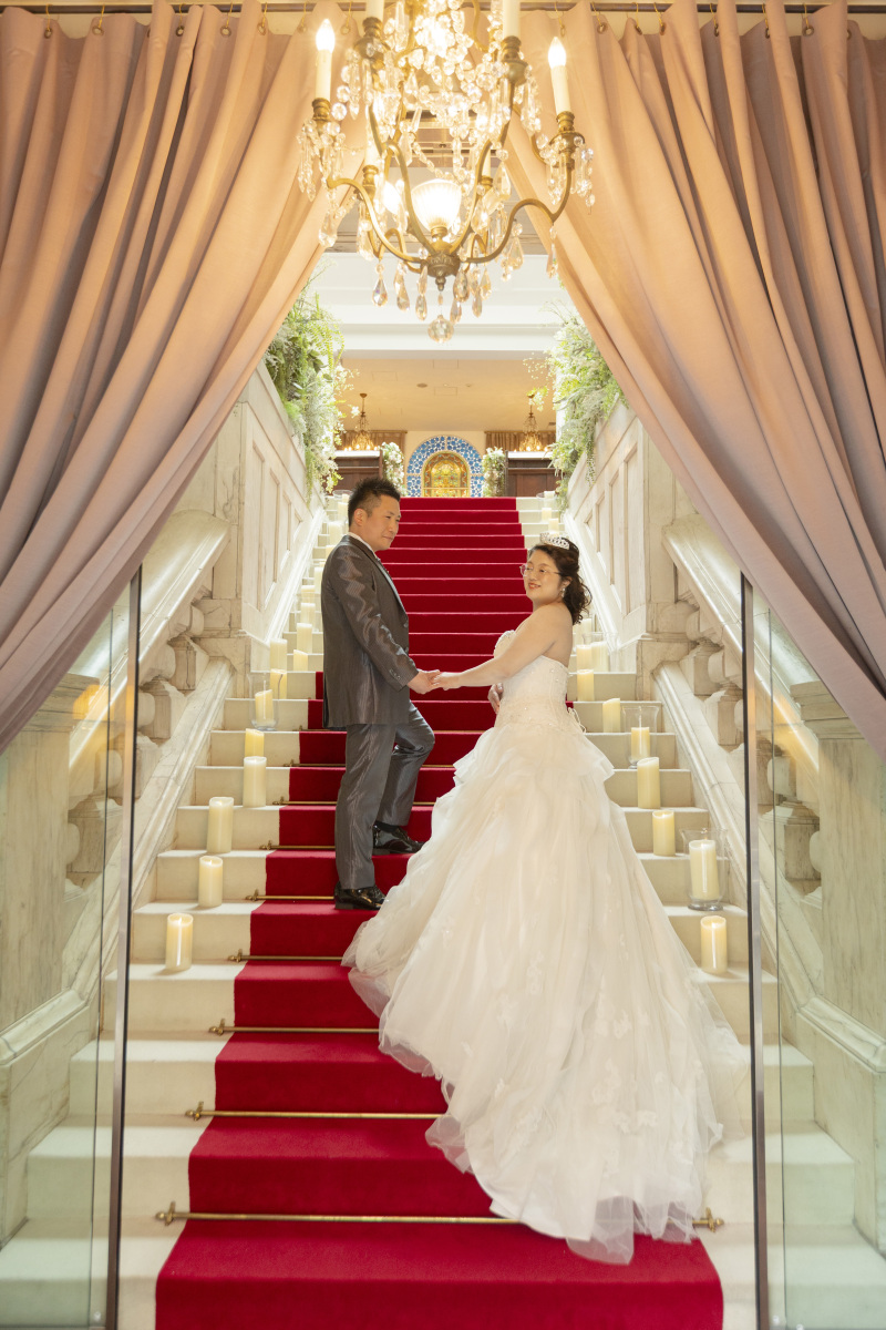 鮮やかなレッドカーペットに導かれて