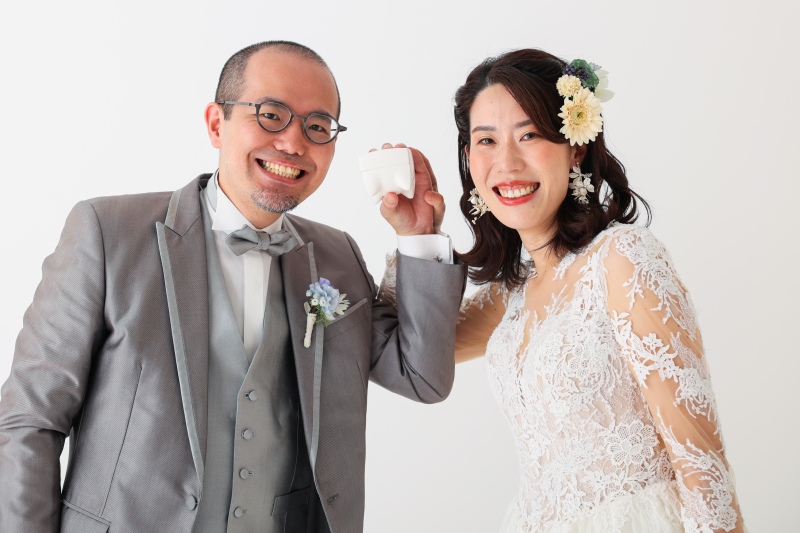 大切なアイテムを手に、とびきりの笑顔!