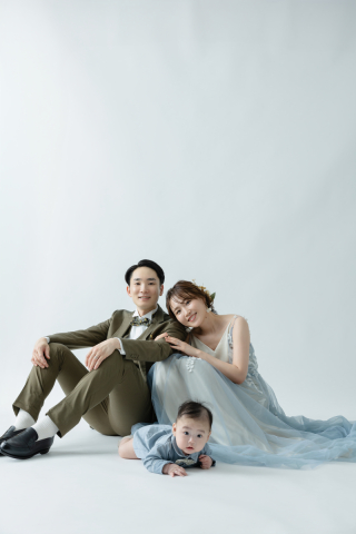 シンプルなスタジオで。