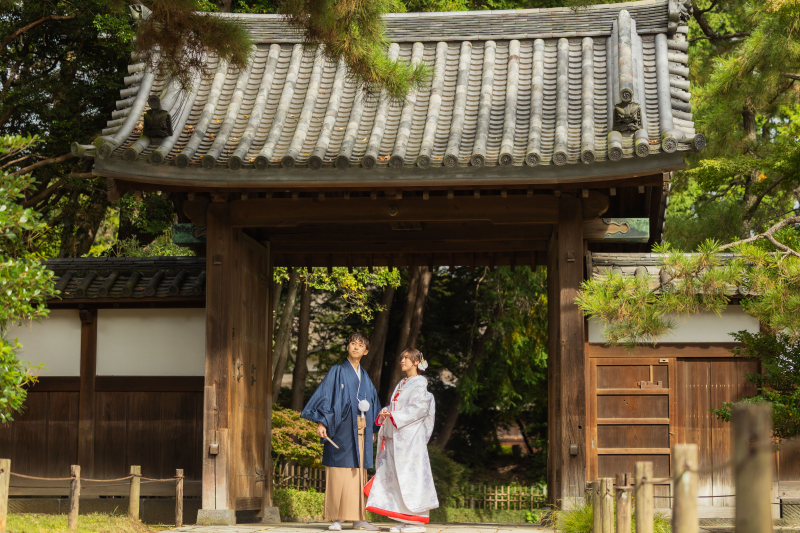 まずは門の前で!