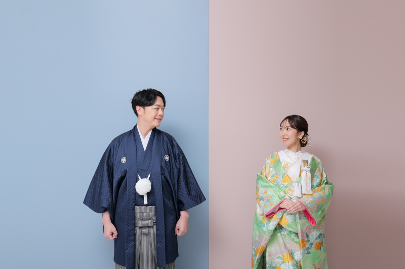 ツートンカラーの前でシンプルに