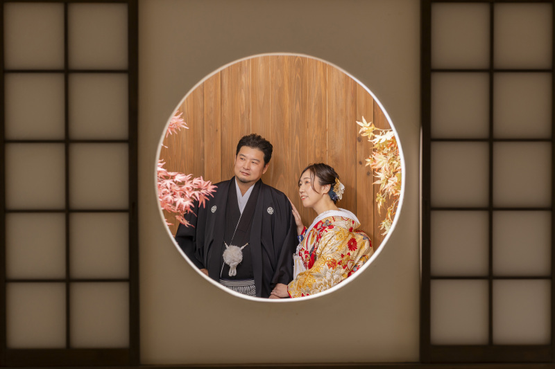 外を眺めるお二人をお茶室の中から