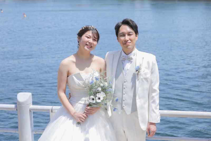 横浜の海をバックに