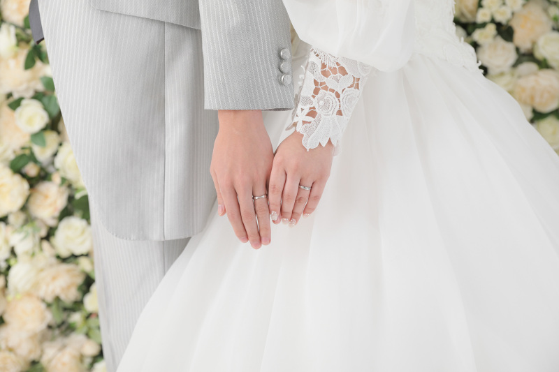 指輪が見えるポーズも!