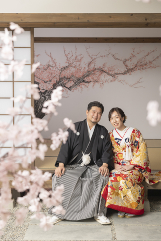 みなとみらい店の屋内庭園スタジオで自然体のお二人を