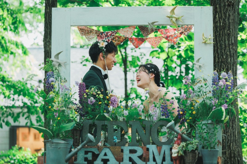 花々のフレームに囲まれた祝福