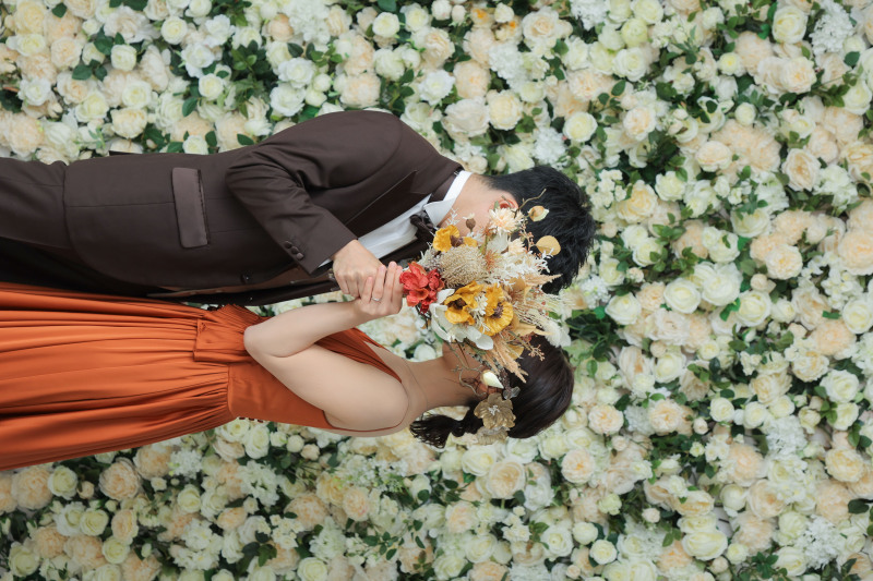 ブーケで顔隠し