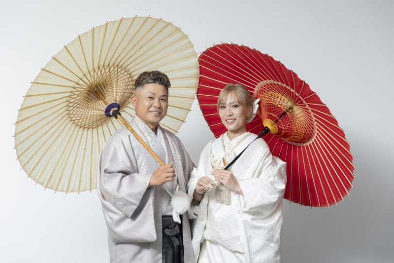 赤と白の番傘で華やかさをプラス