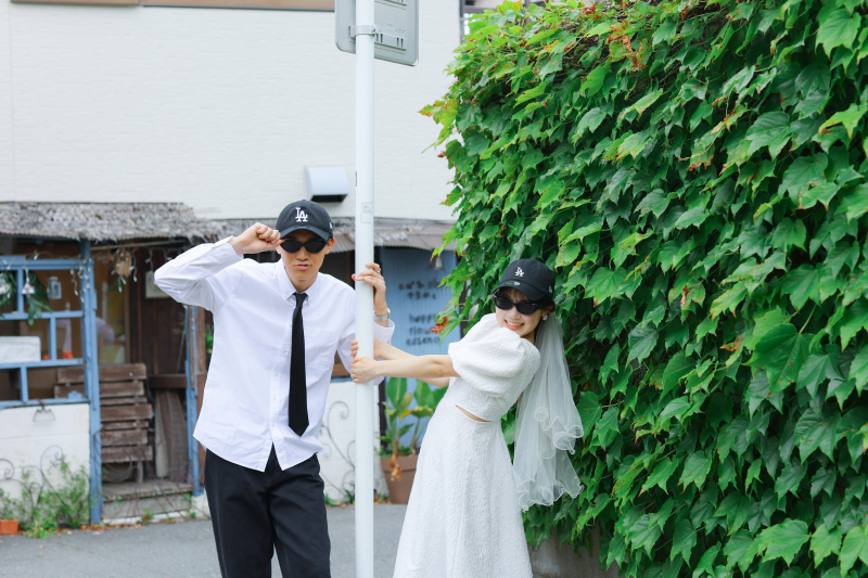 キャップ＆サングラス姿で街角ショット