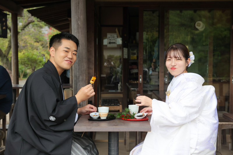 お団子を食べながら