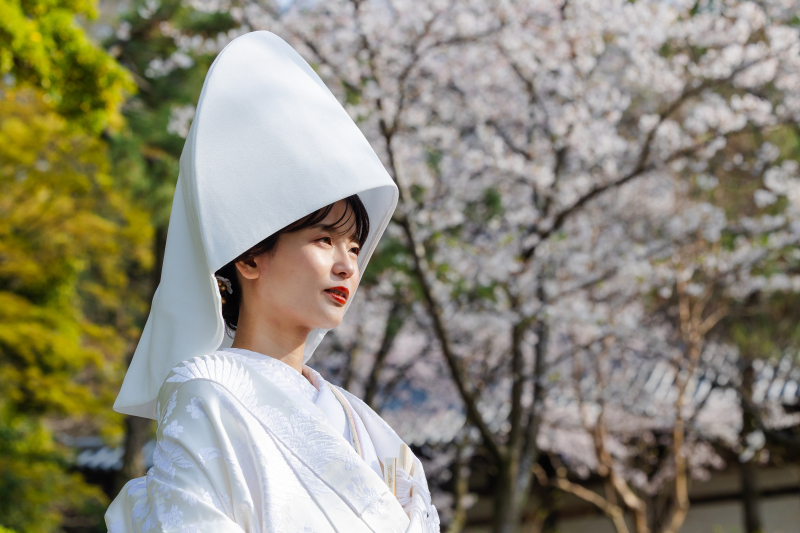 綿帽子に包まれた花嫁の横顔