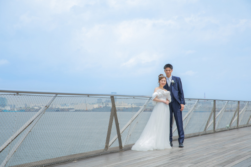 みなとみらいの海をバックに