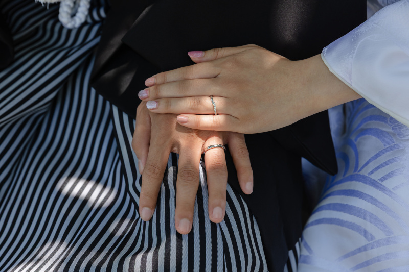 手元を彩る美しい結婚指輪