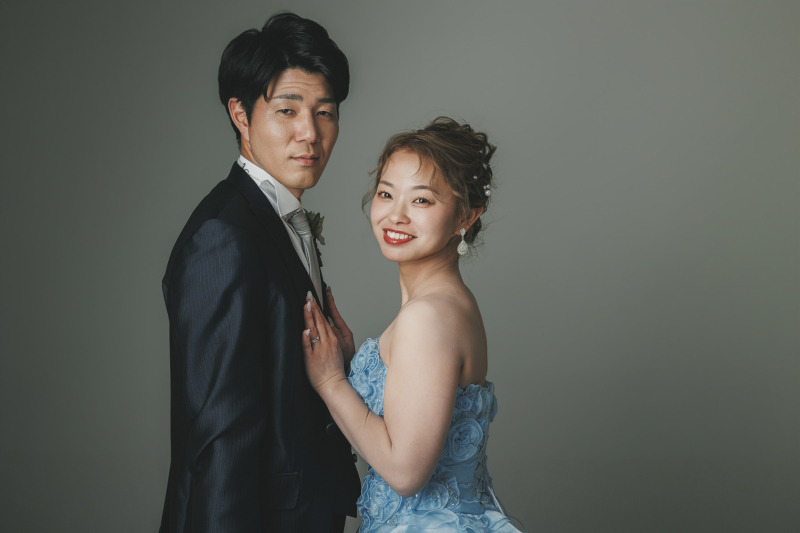 凛としたグレーに、浮かび上がる絆。