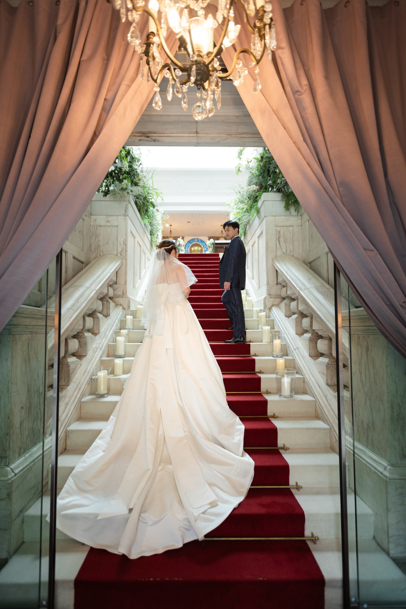 赤いカーペットの階段で