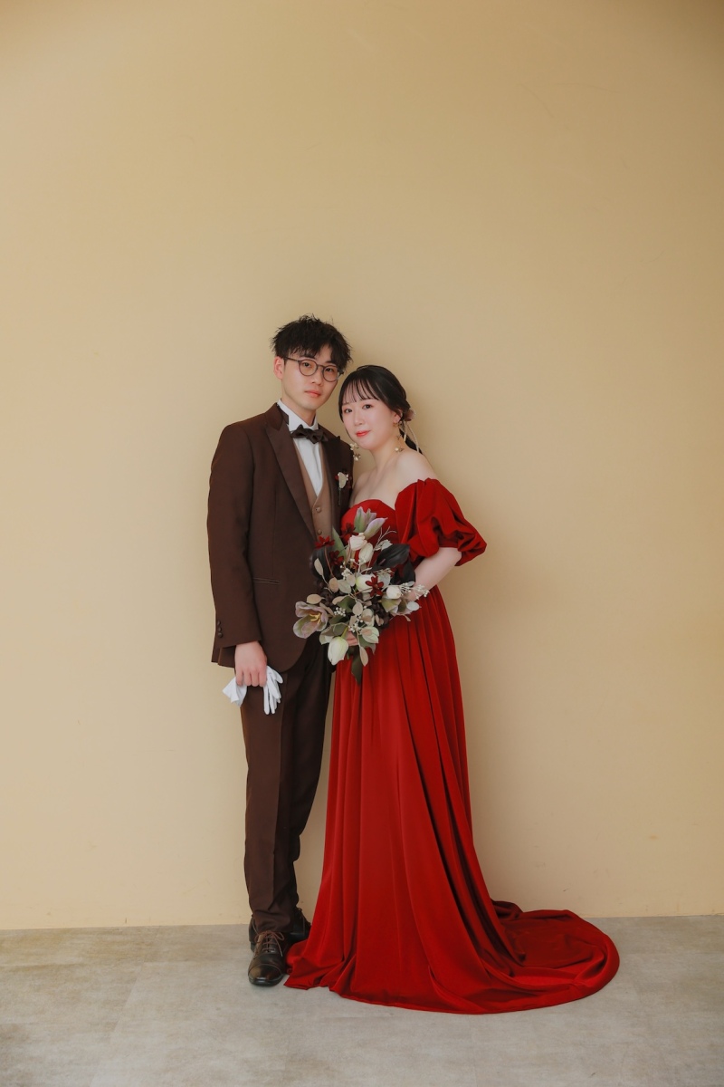 ベージュの壁の前でシックに