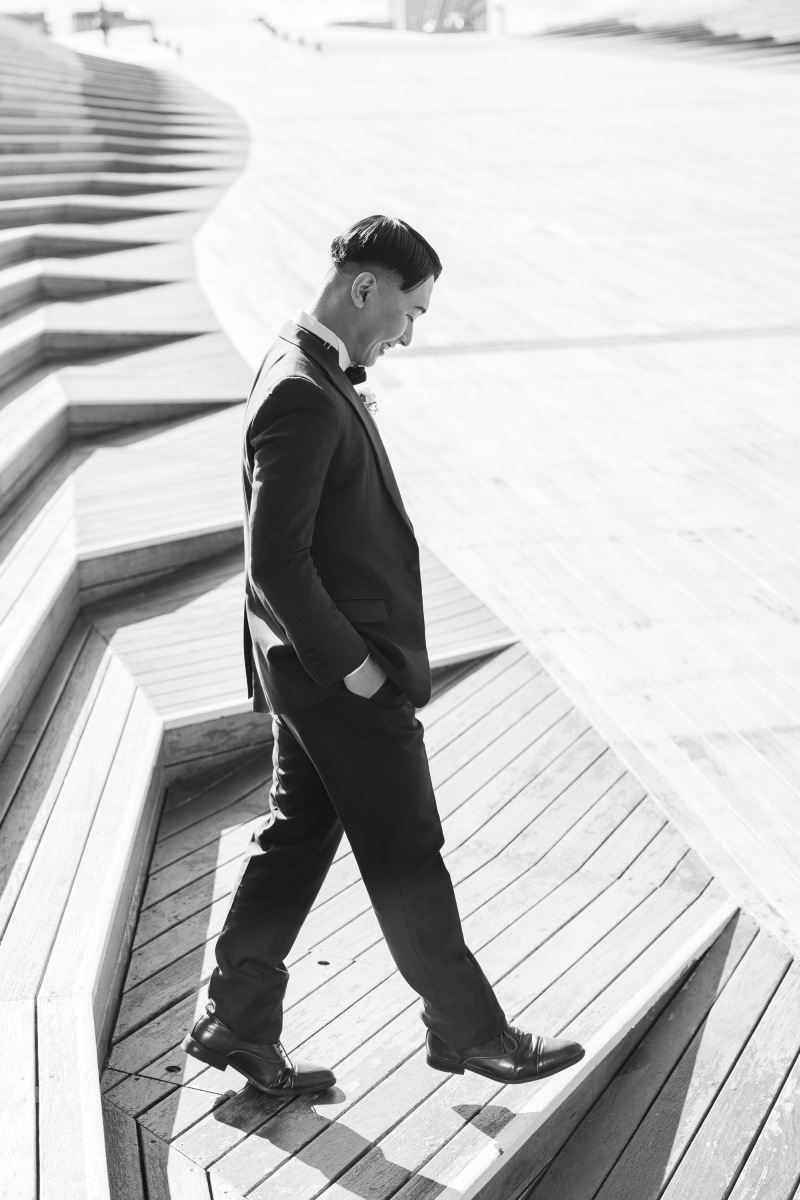 新郎・モノクロ歩き